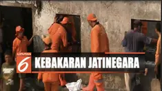 Setiap puing dikumpulkan dalam karung agar lebih mudah untuk diangkut. Pembersihan dilakukan tanpa menggunakan alat berat karena lokasi kebakaran berada di permukiman padat.