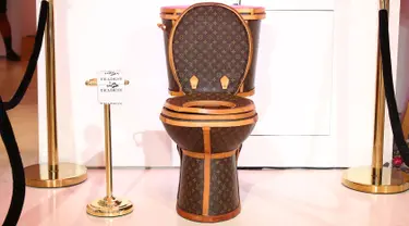 Sebuah toilet emas berlapis kulit tas Louis Vuitton dipamerkan dalam sebuah showroom di California, Los Angeles, 8 November 2017. Karya unik tersebut dibuat oleh seorang seniman bernama Illma Gore. (Joe Scarnici/Getty Images for Tradesy/AFP)