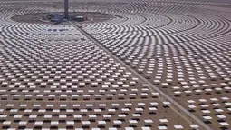 Pemandangan pembangkit listrik tenaga surya di Dunhuang, Provinsi Gansu, China, Minggu (2/9). Panel-panel surya dipasang di hamparan tanah yang disusun menjadi seperti sebuah peternakan penangkap sinar matahari. (STR/AFP)