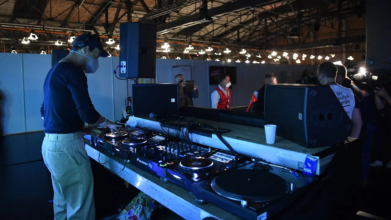 FOTO: DJ Iringi Vaksinasi Virus Corona COVID-19 di Berlin