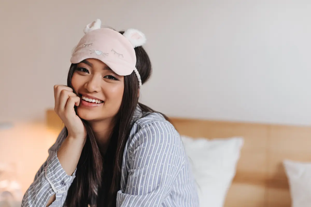 perempuan tersenyum tidur