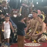 Potret Al Nahyan kenakan kutang saat prosesi ngunduh mantu pernikahan Kaesang Pangarep Erina Gudono (Tangkapan Layar Youtube Sekretariat Presiden)