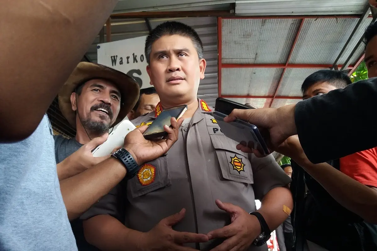 Kepala Bidang Humas Polda Sulsel, Kombes Pol Dicky Sondani membenarkan istri Wabup Bone jadi tersangka dugaan korupsi proyek PAUD (Liputan6.com/ Eka Hakim)