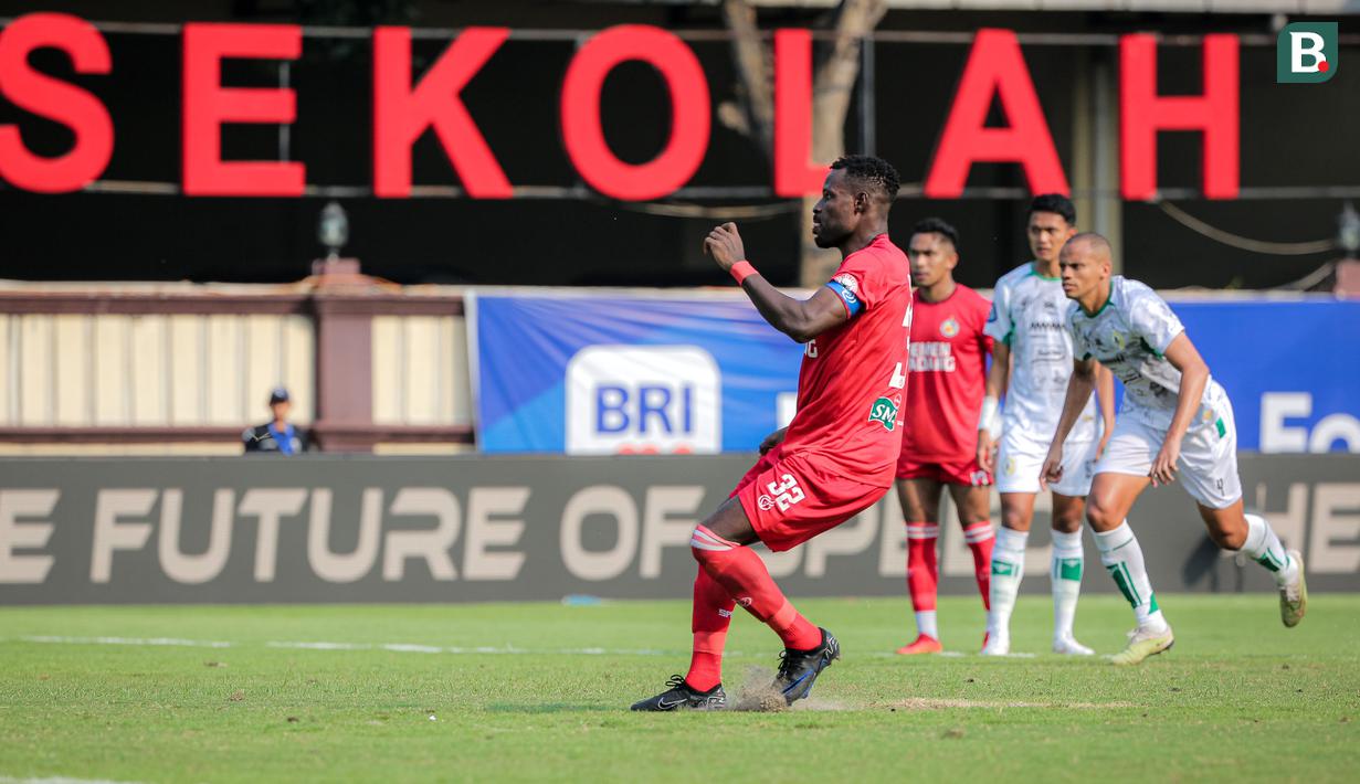 <p>Pemain Semen Padang, Kenneth Ngwoke melepaskan tendangan penalti ke gawang PSS Sleman pada laga pekan ke-3 BRI Liga 1 2024/2025 di Lapangan STIK-PTIK, Jakarta Selatan, Senin (26/8/2024). (Bola.com/Bagaskara Lazuardi)</p>
