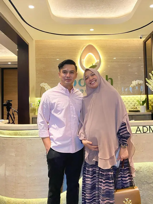 6 Potret Mesra Temmy Rahadi dan Istri, Nantikan Kelahiran Anak Kedua
