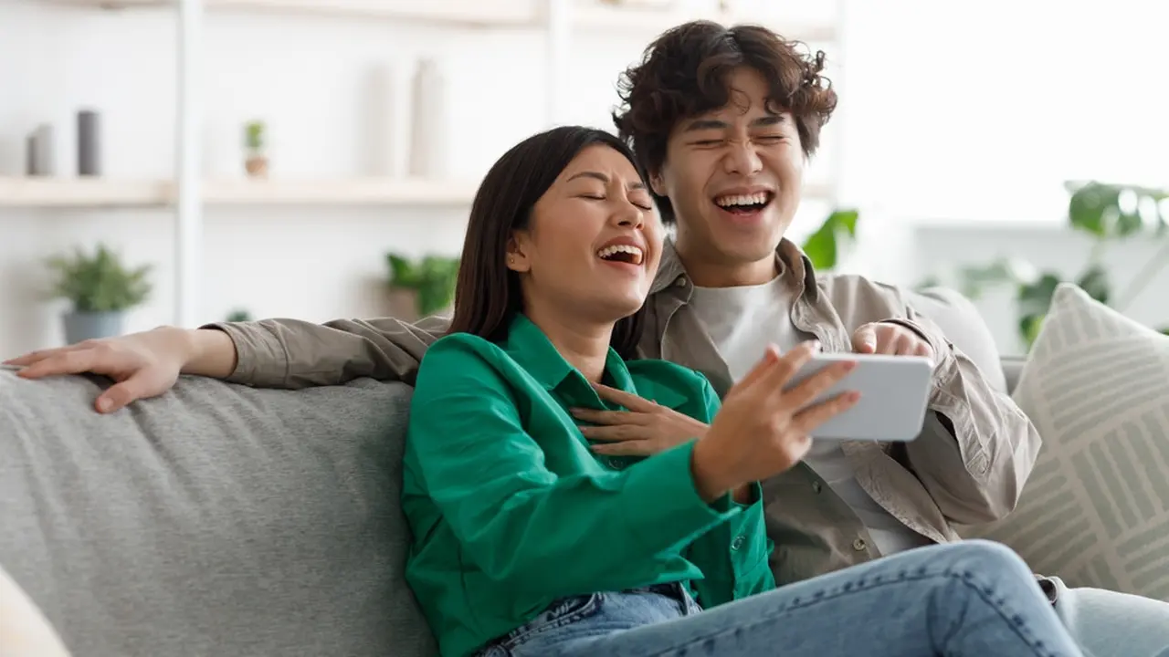 pasangan tertawa bahagia