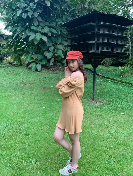 Anggun dengan pakai boho dress berwarna peach, penyanyi kelahiran 2003 itu tampil modis saat menambahkan aksesoris topi sailor oranye tua serta kets putih. (Liputan6.com/IG/@lyodraofficial)