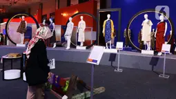 Pengunjung melihat kerajinan dalam pameran UMKM Export BRILian Preneur 2019  di Jakarta Convention Center, Jakarta, Jumat (20/12/2019). UMKM Export BRILian Preneur 2019  berlangsung hingga 22 Desember. (Liputan6.com/Johan Tallo)