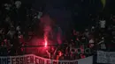 Sekelompok suporter menyalakan flare usai laga Persib Bandung melawan Persipura Jayapura pada laga Liga 1 2017 di Stadion GBLA, Minggu (7/5/2017). Persib Bandung menang 1-0. (Bola.com/Nicklas Hanoatubun)