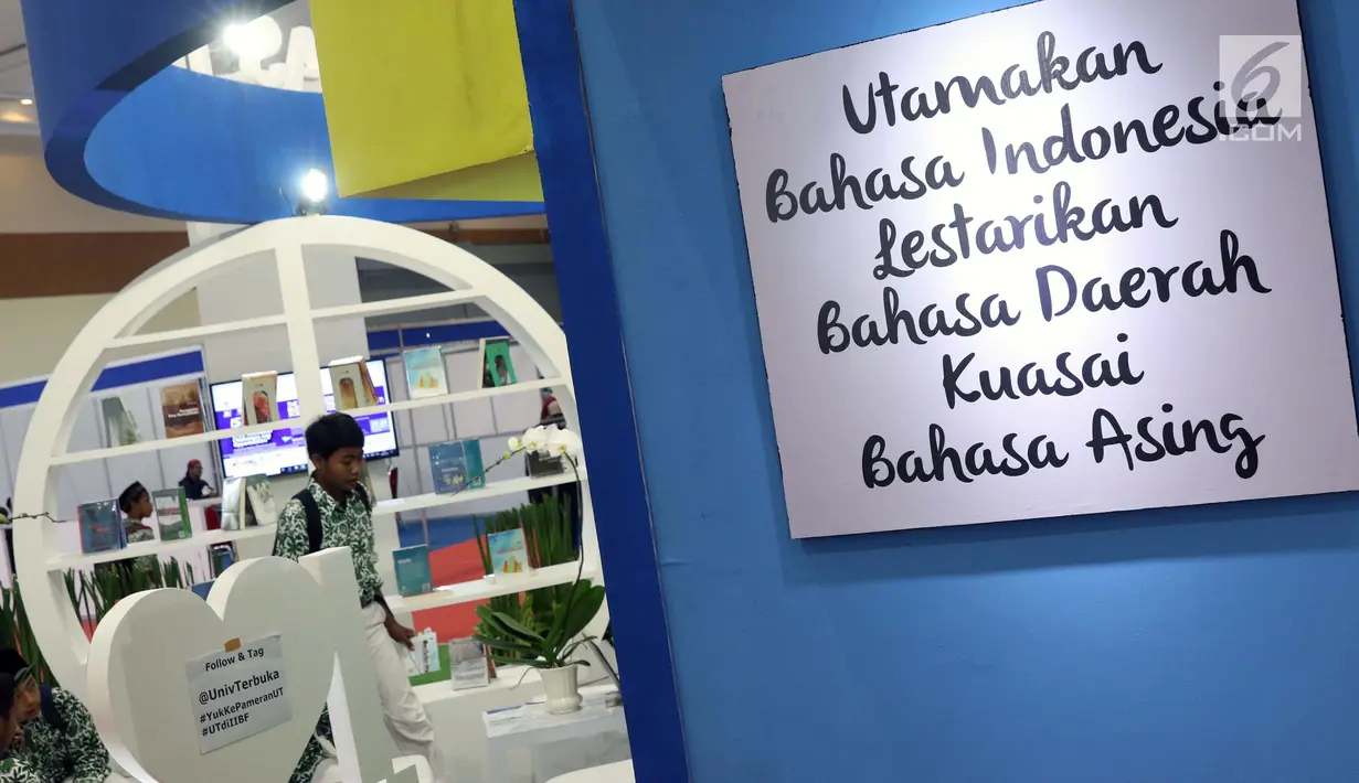 Seorang pelajar melihat-lihat stand buku pada Indonesia International Book Fair 2019 di Jakarta Convention Center, Kamis (5/9/2019). Indonesia International Book Fair 2019 menghadirkan ratusan ribu buku dari berbagai penerbit dan berlangsung hingga 8 September 2019. (Liputan6.com/Helmi Fithriansyah)