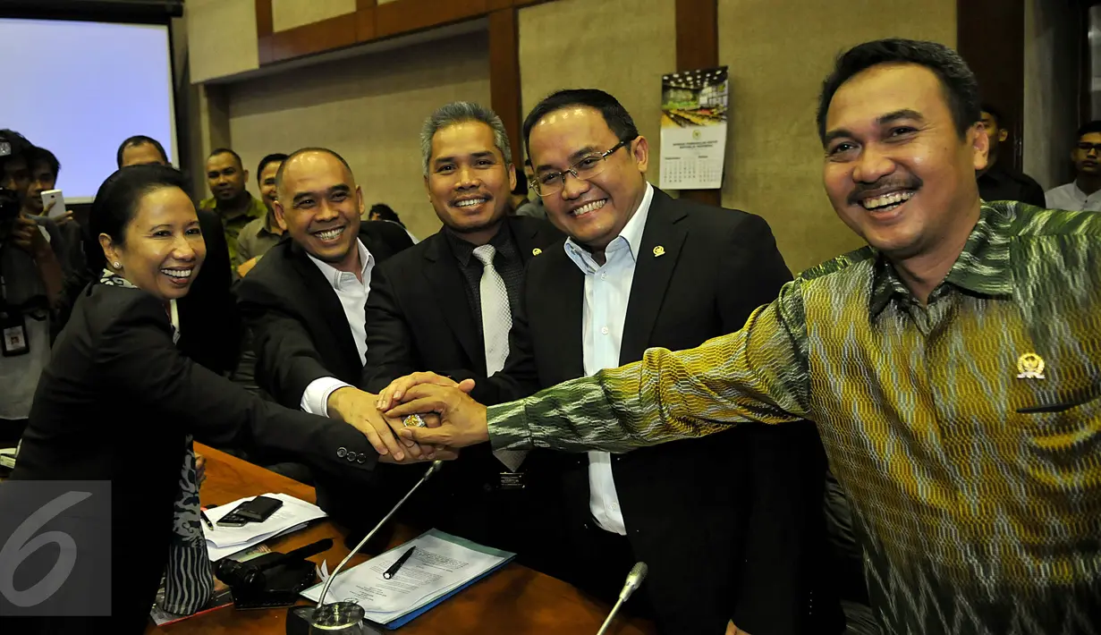 Menteri BUMN Rini Soemarno (kiri) berjabat tangan dengan Komisi VI usai mengikuti Rapat Kerja, Jakarta, Selasa (6/10/2015). Komisi VI menyetujui tambahan penyertaan modal negara (PMN) kepada 23 BUMN senilai Rp.34,32 triliun.(Liputan6.com/Johan Tallo)