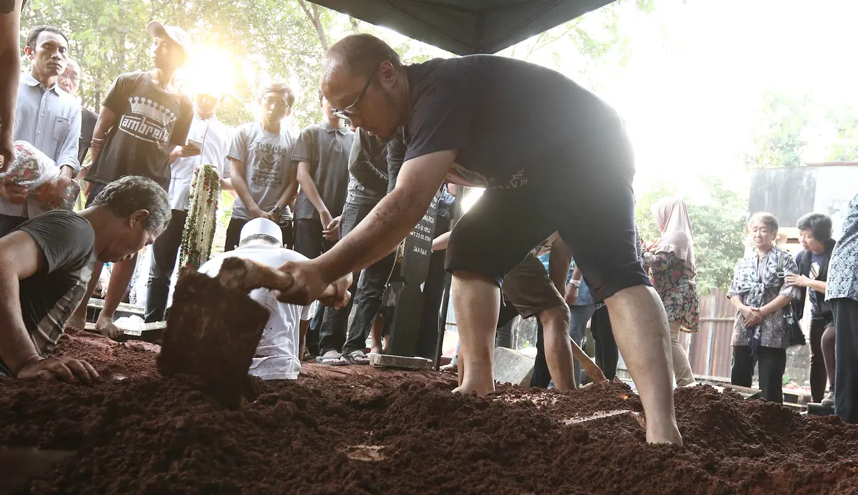 Suasana pemakaman jenazah Pelawak Senior Cahyono di TPU Komplek TVRI, Jakarta, Kamis (25/5). Cahyono meninggal karena menderita komplikasi serangan jantung dan diabetes. (Liputan6.com/Herman Zakharia)
