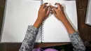 Seorang siswa tunanetra membaca Al-Quran dalam huruf Braille selama bulan suci Ramadan 1447 Hijriah di sebuah sekolah di Surabaya, Jawa Timur, pada 27 Februari 2026. (JUNI KRISWANTO/AFP)