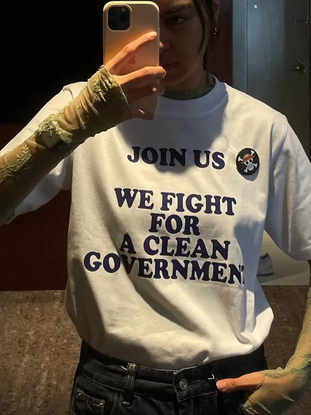 Eva Celia  Speak Up Keadaan Indonesia lewat pakaiannya. [@evacelia]