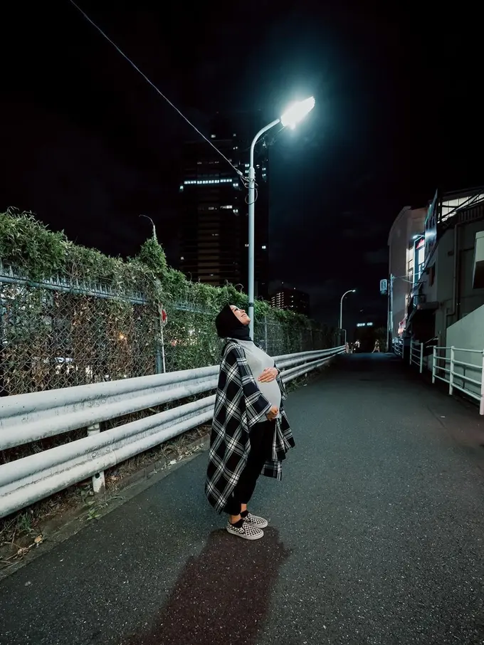 7 Gaya Kocak Tantri Kotak Pamer Baby Bump yang Energik Banget