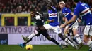 Gelandang Juventus, Douglas Costa  (kiri) membawa bola dari kawalan pemain Sampdoria, Omar Colley  pada pertandingan lanjutan Liga Serie A Italia di stadion Luigi-Ferraris di Genoa (18/12/2019). Juventus menang tipis 2-1 atas Sampdoria. (AFP/Marco Bertorello)