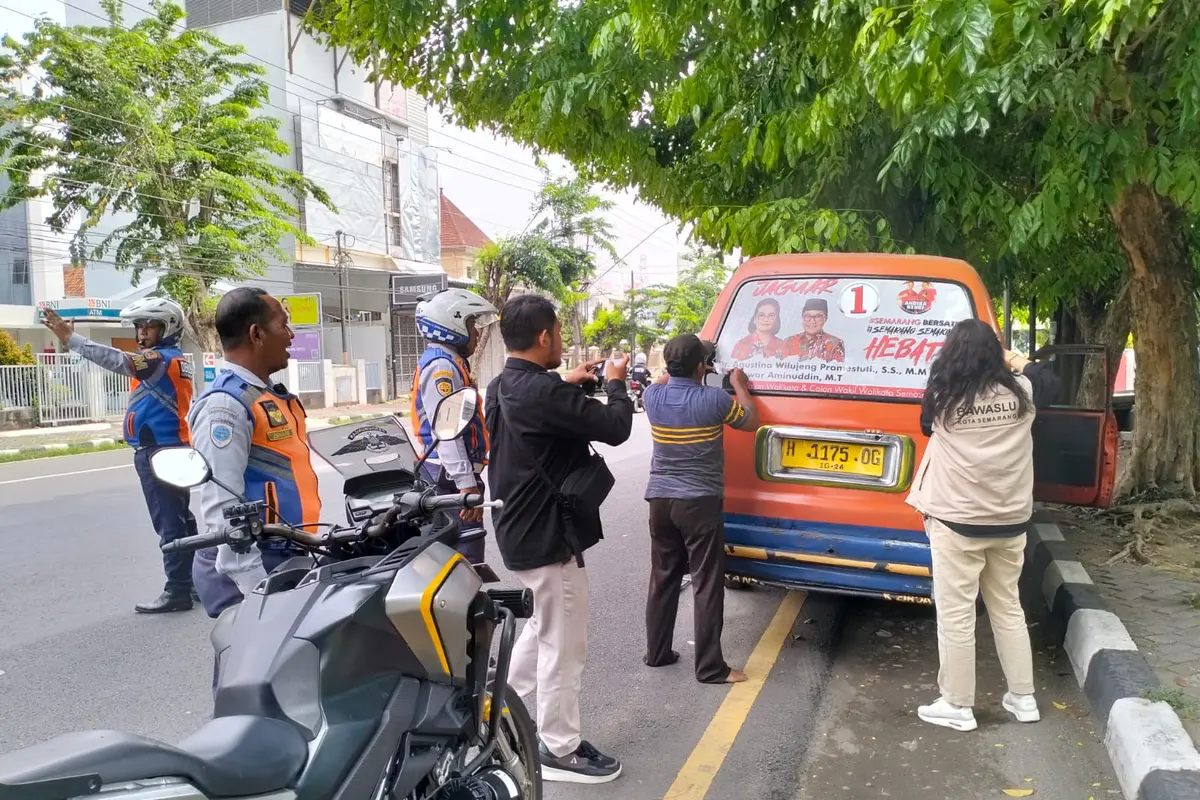 Tim gabungan saat membersihkan sejumlah APK di kota Semarang, Minggu (24/11/24). (Foto: liputan6.com/ Felek Wahyu)