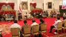 Wakil Presiden Jusuf Kalla memberikan paparannya dalam Sidang Kabinet Paripurna di Istana Negara, Jakarta, Senin (12/2). Sidang ini juga membahas tentang kemudahan berusaha dan berinvestasi. (Liputan6.com/Angga Yuniar)