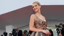 Aktris Jennifer Lawrence berpose saat menghadiri pemutaran perdana film 'mother!' selama Festival Film Venice ke-74 di Venesia, Italia (5/9). Jennifer Lawrence tampil seksi dengan gaun transparan. (AP Photo / Domenico Stinellis)