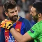 Kiper Juventus, Gianluigi Buffon (kanan) berbincang dengan Gerard Pique usai leg pertama babak perempat final Liga Champions antara Juventus vs Barcelona di Juventus Stadium, Italia, Rabu (12/4). Juve menang dengan skor 3-0. (AFP PHOTO / GIUSEPPE)