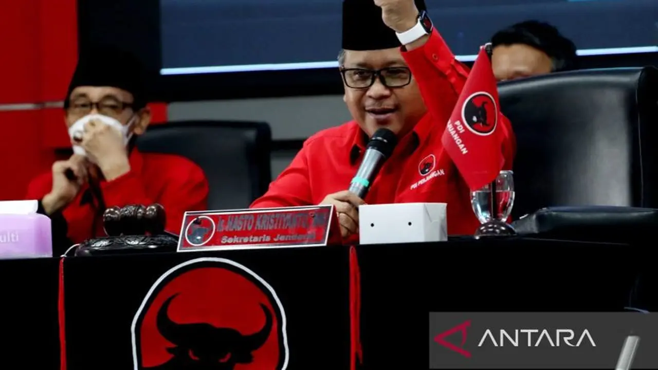 Sekjen DPP PDI Perjuangan Hasto Kristiyanto saat memberikan sambutan pada Pelatihan Kader Nasional (PKN) Angkatan II Tahun 2022 di Gedung Sekolah Partai PDIP di Jalan Lenteng Agung, Jakarta Selatan, Senin (21/3/2022). (ANTARA/HO-PDIP)