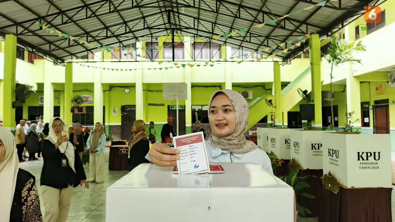 Calon Wakil Gubernur Lampung, Jihan Nurlela menyalurkan suara di TPS Pahoman, Bandar Lampung. Foto : (Liputan6.com/Ardi).