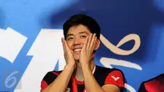 Ganda putra Korsel, Lee Yong Dae menutup wajah saat berada di podium kemenangan usai menumbangkan Chai Biao/Hong Wei (Tiongkok) 13-21, 21-13, 21-16 di final BCA Indonesia Open 2016, Jakarta, Minggu (5/6/2016). (Liputan6.com/Helmi Fithriansyah)