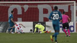 AC Milan akhirnya mampu memecah kebuntuan pada menit ke-42. Umpan Samu Castillejo dari sisi kanan salah diantisipasi oleh Radovan Pankov. (Foto: AP/Darko Vojinovic)
