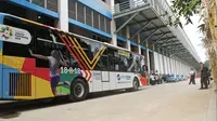 Bus Metrotrans terparkir pada hari pertama uji coba di Stasiun Sudirman Baru, Jakarta Selatan, Kamis (28/12). Hari ini PT Transjakarta mengoperasikan bus Metrotrans untuk melayani pengguna Kereta Bandara Soekarno Hatta. (Liputan6.com/herman Zakharia)