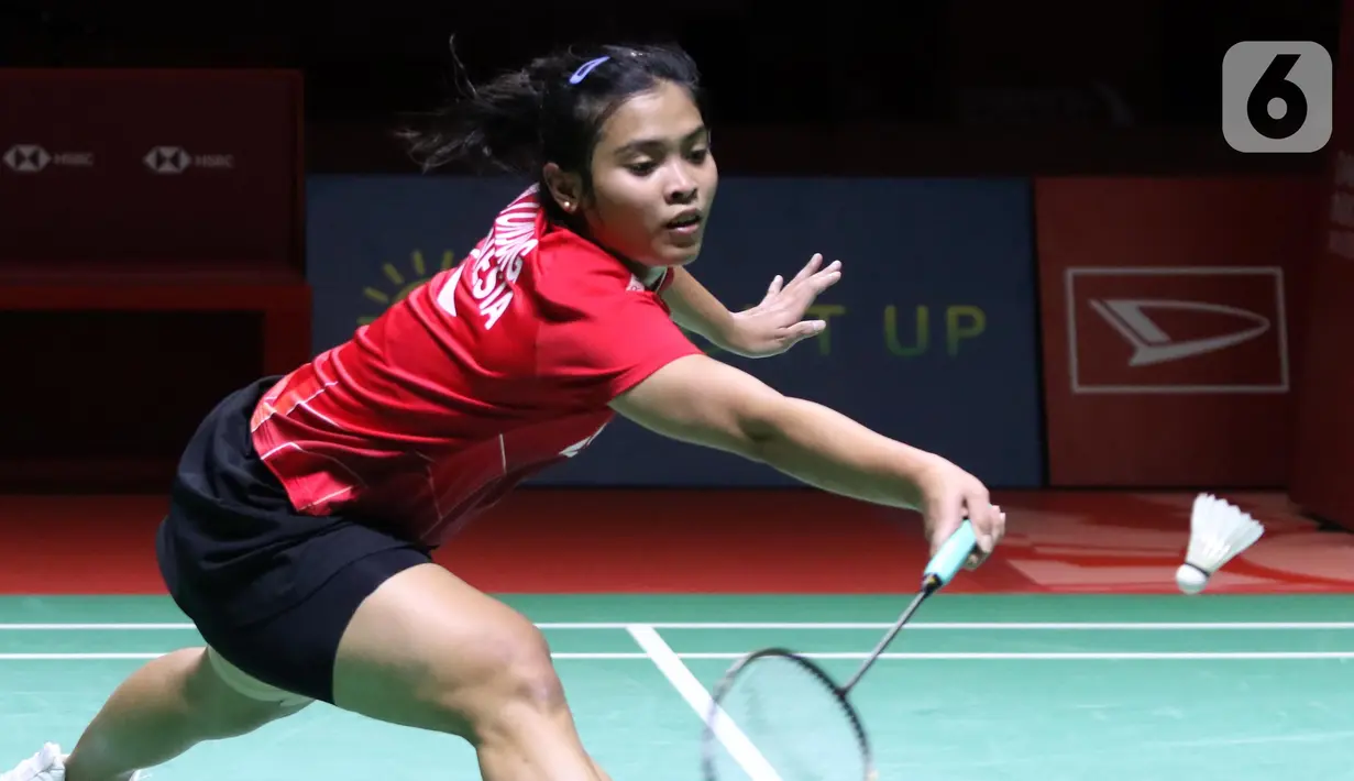 Pebulutangkis tunggal putri Indonesia, Gregoria Mariska Tunjung mengembalikan kok ke arah Han Yue (China) di babak Perempat Final Indonesia Masters 2023 di Istora Senayan, Jakarta, Jumat (27/1/2023). Gregoria menyerah dalam pertarungan panjang 1 jam 4 menit di Istora Senayan. (Liputan6.com/Helmi Fithriansyah)