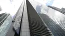 Pendaki Prancis, Alain Robert beraksi memanjat Menara Internasional GT berlantai 47 di Makati City, Manila, Filipina (29/1). Alain yang dikenal sebagai "The French Spiderman" kembali memanjat gedung pencakar langit di Filipina. (AFP Photo/Ted Aljibe)