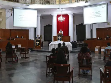 Suasana prosesi ibadah misa Jumat Agung pada rangkaian Hari Raya Paskah di Gereja Immanuel, Jakarta, Jumat (2/4/2021). Perayaan Jumat Agung tersebut mengajak umat kristiani mengenang wafatnya Isa Almasih. (Liputan6.com/Herman Zakharia)