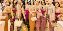 Terlihat pula Eriska Rein yang mengenakan kebaya Bali berpotongan lengan pendek. Kebaya tersebut ia pasangkan dengan selendang obi warna pink fuschia dan rok batik warna deep brown. [@tya_ariestya/@cutratumeyriska/@nafilahaziz]