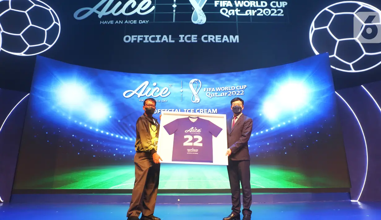 Deputi 3 Bidang Pembudayaan Olahraga Kemenpora Raden Isnanta (kiri) dan CEO Aice Group Holding Jack Wang (kanan), memegang jersey Aice pada peluncuran kerjasama Aice sebagai Official Pre-Packaged Ice Cream FIFA World Cup Qatar 2022 di Jakarta, Selasa, (15/3/2022). (Liputan6.com/HO/Agus)