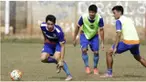 Gavin Kwan Adsit, bek Persipasi Bandung Raya terlihat mengikuti latihan perdana Persib Bandung yang dilakukan di lapangan Seskoad, Jalan Gatot Subroto, Bandung, Rabu (9/12/2015).