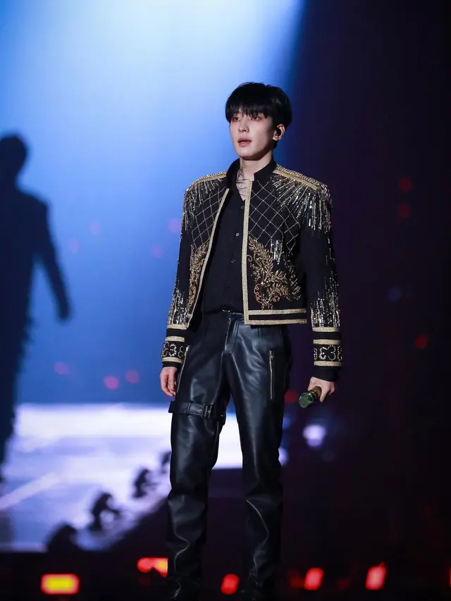 7 Gaya Wonwoo Seventeen Berbalut Jaket, dari Hijau Beludru hingga Merah Cabe