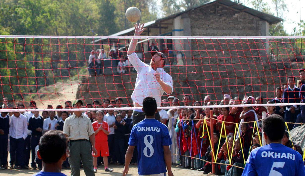 Pangeran Harry bermain Volli berama anak-anak saat mengunjungi Lamjung, Nepal, Selasa (22/3/2016). (REUTERS/National News Agency of Nepal/Pradeep Raj Onta/Handout via Reuters)