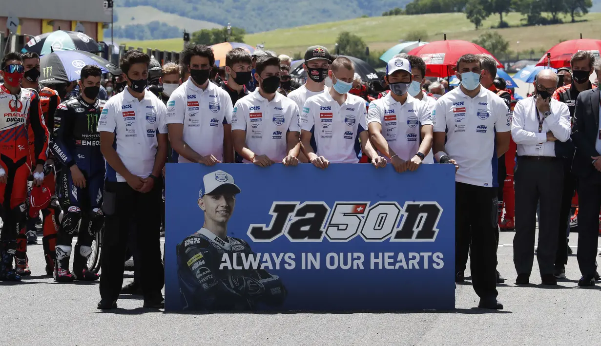 Pembalap asal Swiss itu mengalami kecelakaan bersama rider Red Bull KTM Tech 3, Ayumu Sasaki, dan pembalap Indonesian Racing Team Gresini, Jeremy Alcoba, di Tikungan 9 Sirkuit Mugello, Sabtu (29/5/2021). (Foto: AP Photo/Antonio Calanni)