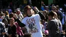 Seorang pria menari saat ia bersama ribuan orang berkumpul untuk membentuk simbol perdamaian raksasa di New York Central Park , Selasa (6/10). Kegiatan yang diprakarsai janda Lennon, Yoko Ono itu menandai ulang tahun John Lennon ke-75.(REUTERS/Mike Segar)