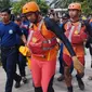 Petugas mengevakuasi jasad kakak adik tenggelam di Sungai Siak yang dinyatakan hilang pada Senin petang lalu. (Liputan6.com/M Syukur)