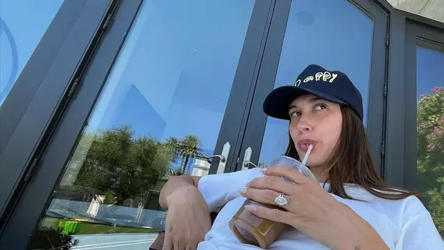 Hailey Bieber Pertama Kali Tunjukan Baby Bump. [@haileybieber]