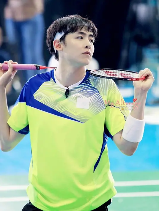 Selain wajah yang tampan, ternyata Nichkhun jago bermain badminton. Lantaran kemampuannya itu, ia dijuluki sebgai Shuttlecock Prince. (Foto: koreaboo.com)