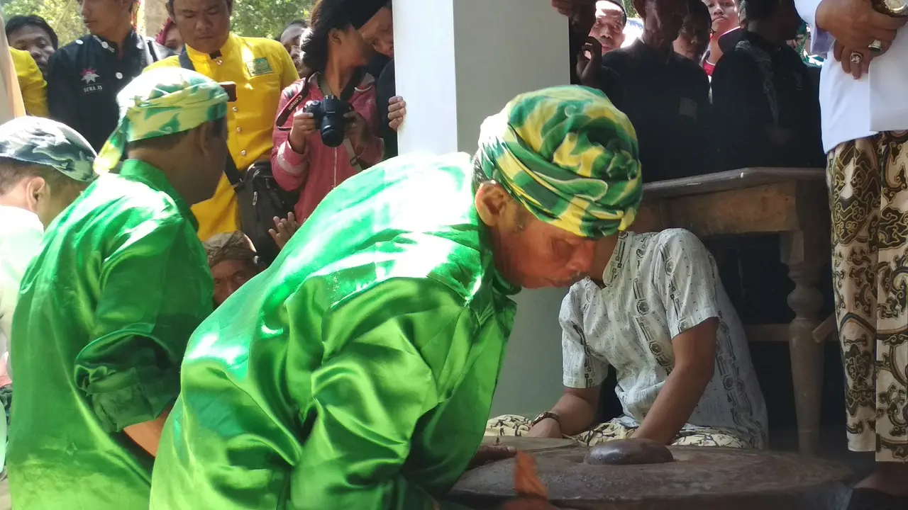 Cara Keraton Kanoman Cirebon Bersihkan Gong Sekati Usia 740 Tahun