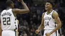Giannis Antetokounmpo merayakan kemenangan bersama Khris Middleton (22) usai laga melawan Cleveland Cavaliers pada laga NBA basketball game di BMO Harris Bradley Center, Milwaukee, (19/12/2017). Bucks menang 119-116. (AP/Morry Gash)