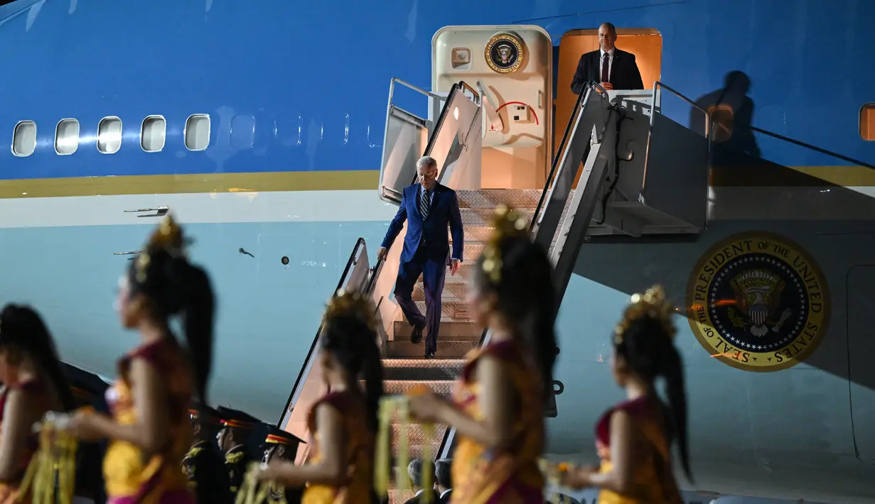 Presiden Amerika Serikat (AS) Joe Biden turun dari pesawat Air Force One setibanya di Bandara I Gusti Ngurah Rai Bali, Minggu (13/11/2022). Selain Biden, sejumlah tamu negara lainnya termasuk ketua lembaga dunia juga mulai tiba untuk menghadiri Konferensi Tingkat Tinggi (KTT) G20 di Bali yang akan digelar pada 15-16 November 2022. (SAUL LOEB / AFP)