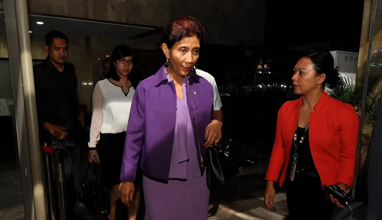 Menteri Susi Pudjiastuti mengaku hendak melaporkan terkait illegal fishing yang membuat harga ikan turun di pasaran, Jakarta, Rabu (3/12/2014). (Liputan6.com/Miftahul Hayat)