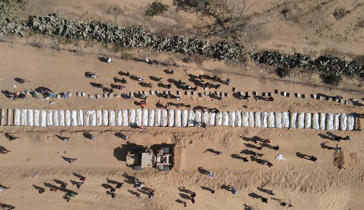 Penyerahan jenazah baru ini menjadikan jumlah jenazah yang dikembalikan oleh Israel sejak 14 Oktober 2025 menjadi 195, dengan hanya 57 jenazah yang berhasil teridentifikasi. (Foto oleh AFP)