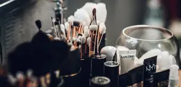 Memulai perjalanan di dunia makeup bagi pemula bukan tentang memiliki banyak alat, melainkan memahami perlengkapan dasar dan cara menggunakannya dengan tepat. (Foto: fotostrobi/Pixabay)