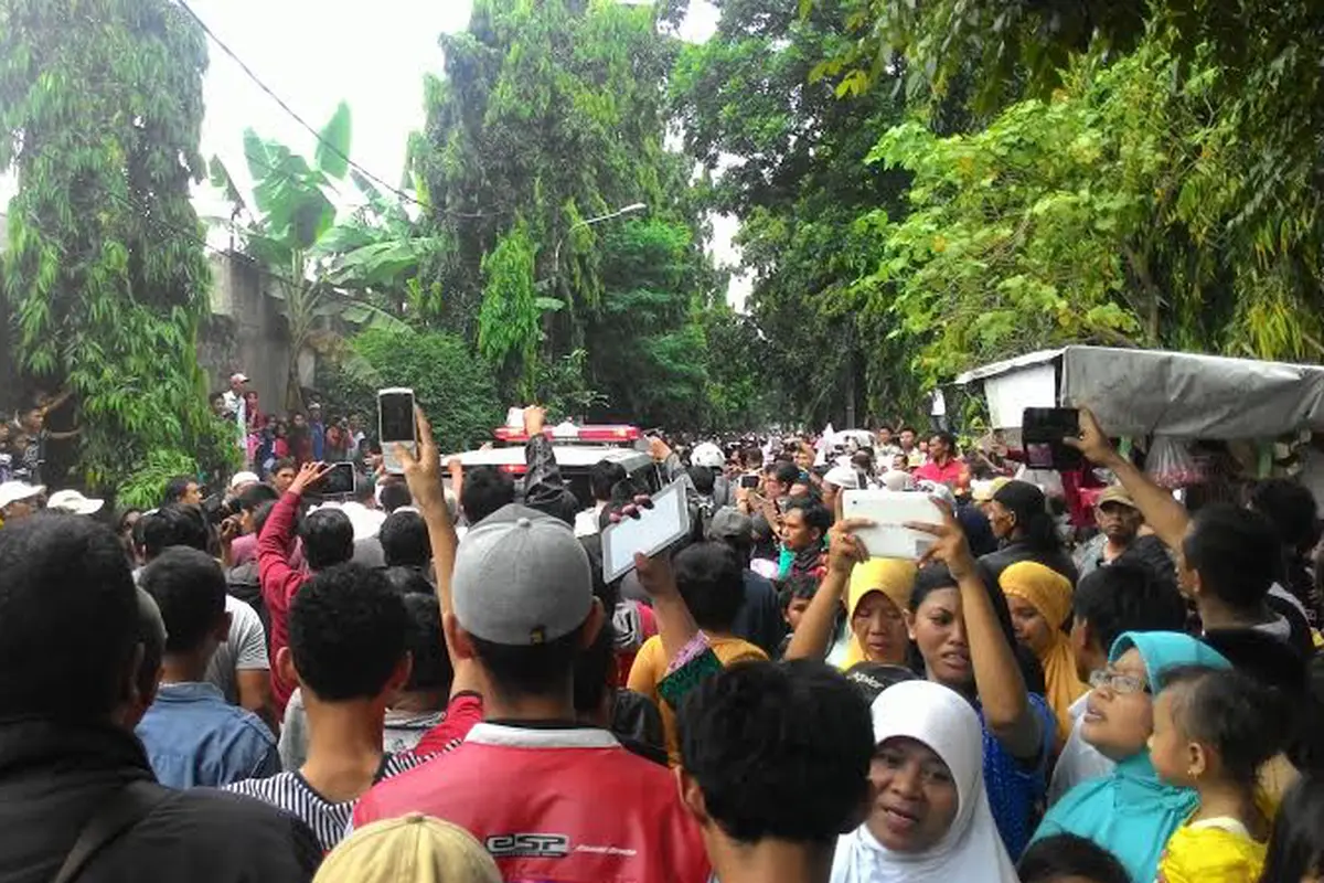  Ribuan Warga 'Hadang' Ambulans Pembawa Jenazah Olga Syahputra