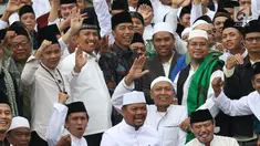 Presiden Joko Widodo  foto bersama dengan para kiai dan habib se-Jadetabek  (Jakarta, Depok, Tangerang, Bekasi) usai pertemuan di Istana Negara, Jakarta, Kamis (7/2). (Liputan6.com/Angga Yuniar)